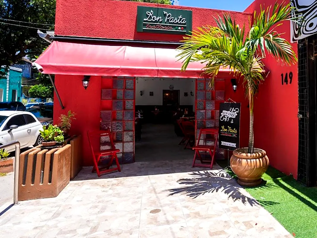 Toldo comercial vermelho na fachada de restaurante