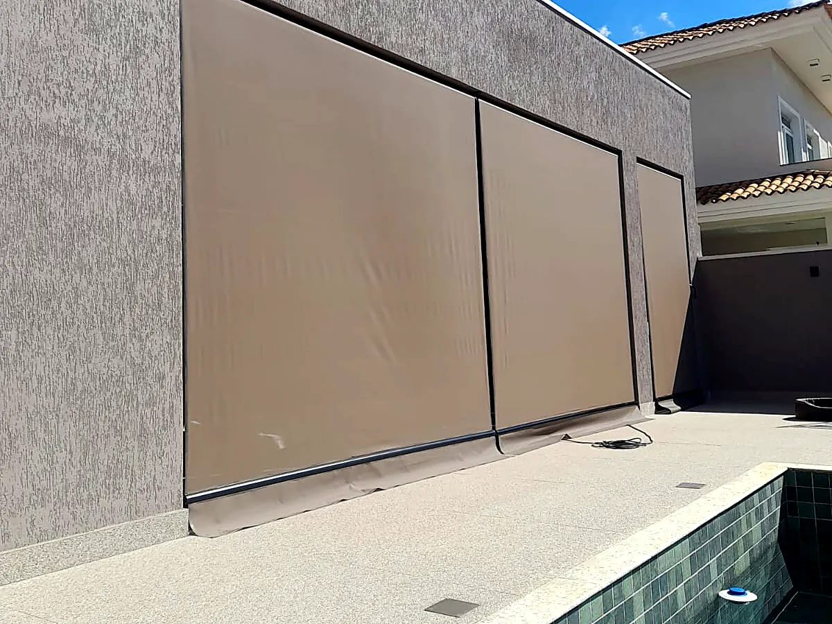 Toldos cortina fechando área externa com piscina