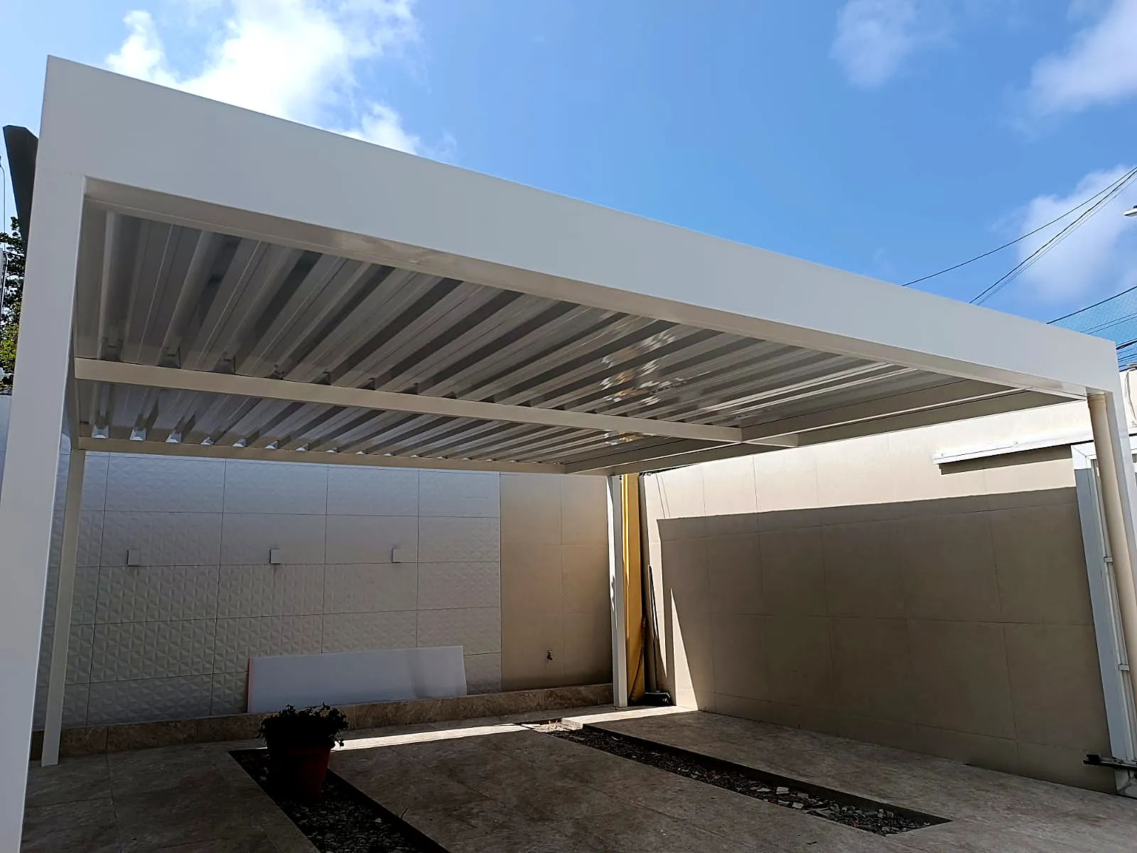 Cobertura fixa com estrutura metálica branca